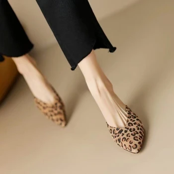 2023 Yeni Bahar ve Sonbahar Sivri İnce Topuk Baotou Orta Topuk Yarım Terlik Moda Rahat Leopar Desen Düşük Topuk kadın ayakkabısı