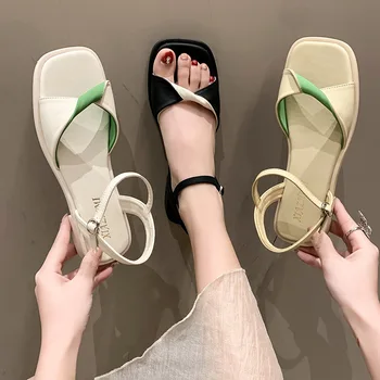 Moda Bayan Ayakkabıları 2023 Burnu açık Çok Renkli Sandalet Açık Topuklu Lüks Yaz Peep Düşük Düz Konfor Yeni Retro Kızlar Toka S