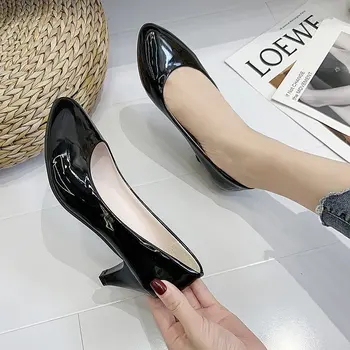 Yeni Bahar Sonbahar Patent Deri Kadın Pompaları Başak Topuk Parti Düğün Sivri Burun Slip-On Sığ Katı Orta Kedi Topuklu Ayakkabı